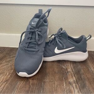 Nike Women's Kaishi 2.0 Navy Blue and White Running Shoe Tennis Shoe Size 7